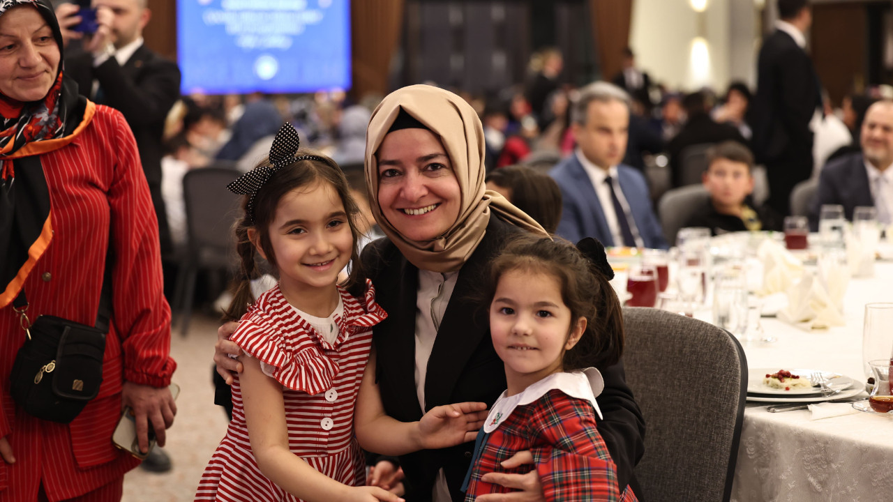 AK Parti Ramazan’da da Çocukları Unutmadı: Dr. Fatma Betül Sayan Kaya Çocuklarla Bir Araya Geldi