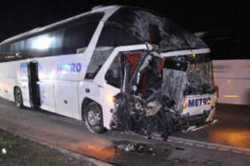 Amasya’da Yolcu Otobüsü TIR’a Çarptı: 11 Yaralı