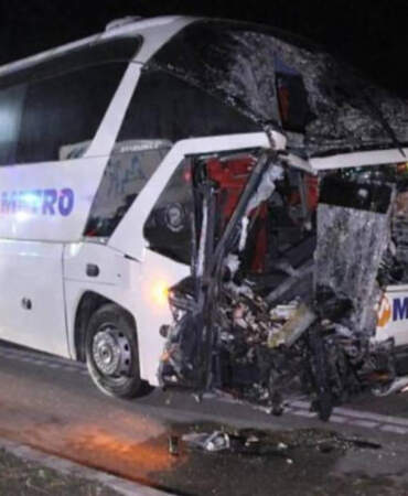 Amasya’da Yolcu Otobüsü TIR’a Çarptı: 11 Yaralı