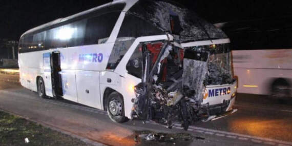 Amasya’da Yolcu Otobüsü TIR’a Çarptı: 11 Yaralı