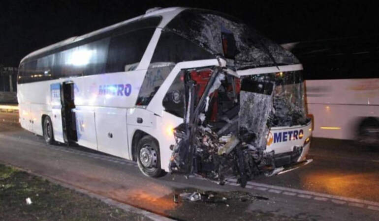 Amasya’da Yolcu Otobüsü TIR’a Çarptı: 11 Yaralı