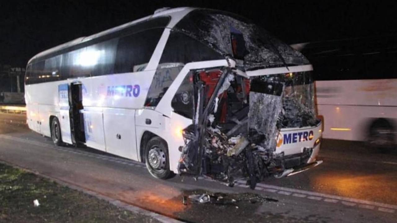 Amasya’da Yolcu Otobüsü TIR’a Çarptı: 11 Yaralı