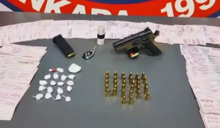 Ankara’da Ruhsatsız Tabanca ve Uyuşturucu Ele Geçirildi