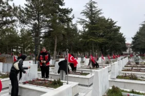 Ankara’da şehitliklerde arife yoğunluğu