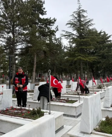 Ankara’da şehitliklerde arife yoğunluğu