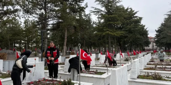 Ankara’da şehitliklerde arife yoğunluğu