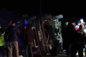 Otomobille minibüs çarpıştı: 2 ölü, 12 yaralı