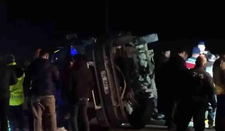 Otomobille minibüs çarpıştı: 2 ölü, 12 yaralı
