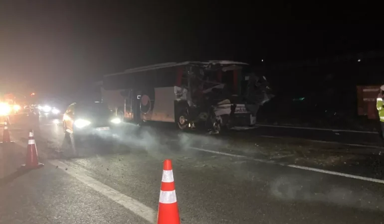 Ankara’da yolcu otobüsü tıra çarptı: 1 ölü, 15 yaralı