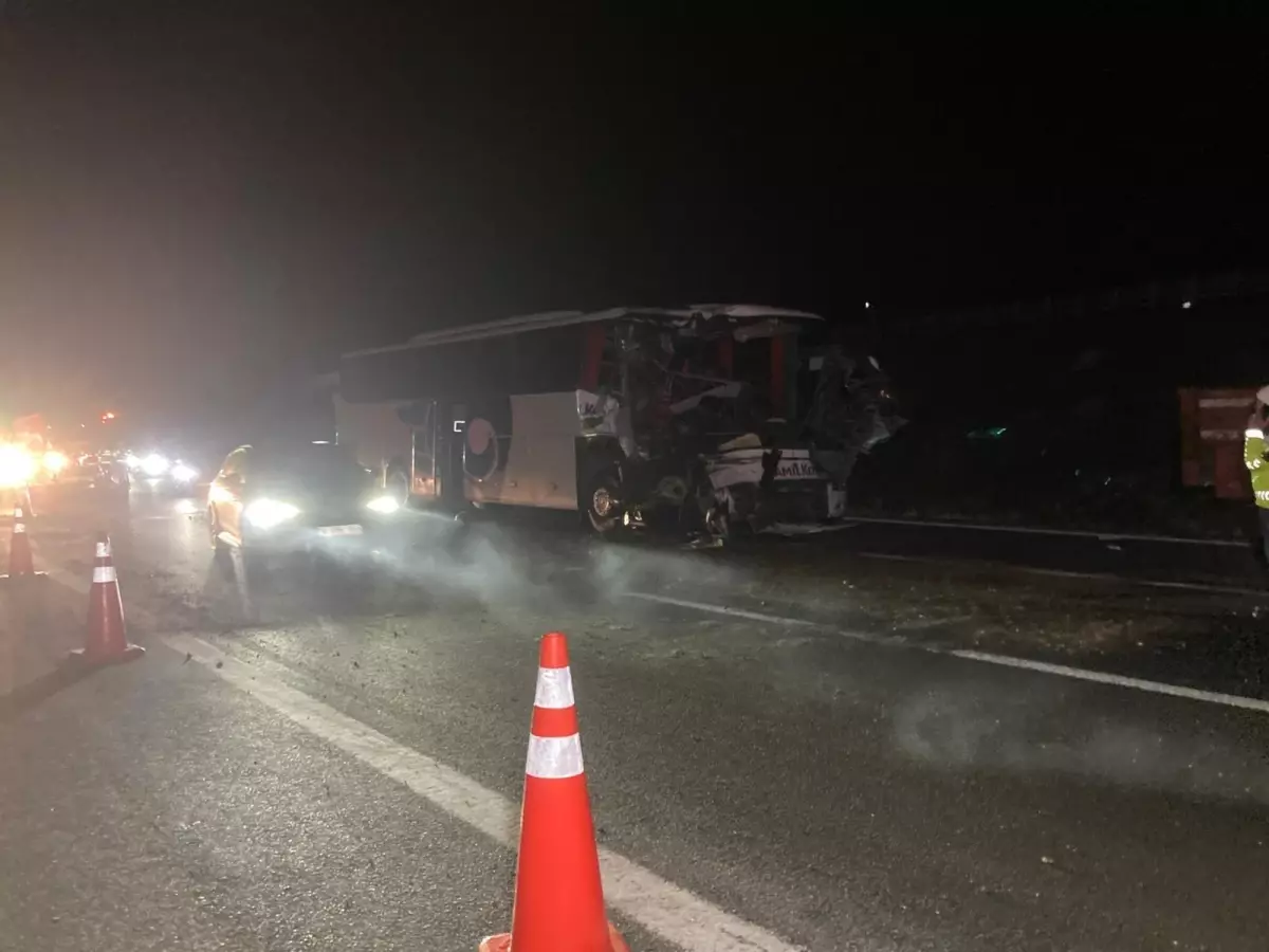 Ankara’da yolcu otobüsü tıra çarptı: 1 ölü, 15 yaralı