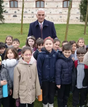 İznik Çinileri Türkiye’ye İade Edildi