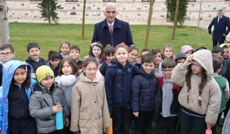 İznik Çinileri Türkiye’ye İade Edildi