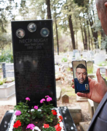 Bayram Öncesi Telefonlara Yetişemiyorlar: Mezarlıklarda ‘Görüntülü Arama’ Dönemi