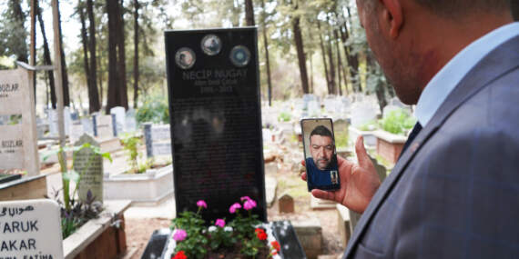 Bayram Öncesi Telefonlara Yetişemiyorlar: Mezarlıklarda ‘Görüntülü Arama’ Dönemi