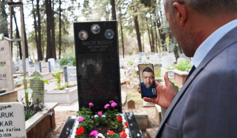 Bayram Öncesi Telefonlara Yetişemiyorlar: Mezarlıklarda ‘Görüntülü Arama’ Dönemi