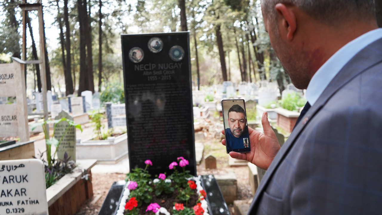 Bayram Öncesi Telefonlara Yetişemiyorlar: Mezarlıklarda ‘Görüntülü Arama’ Dönemi