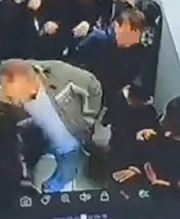 Çocuğuna Kar Topu Atan Öğrenciyi Dövdü
