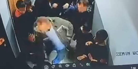 Çocuğuna Kar Topu Atan Öğrenciyi Dövdü