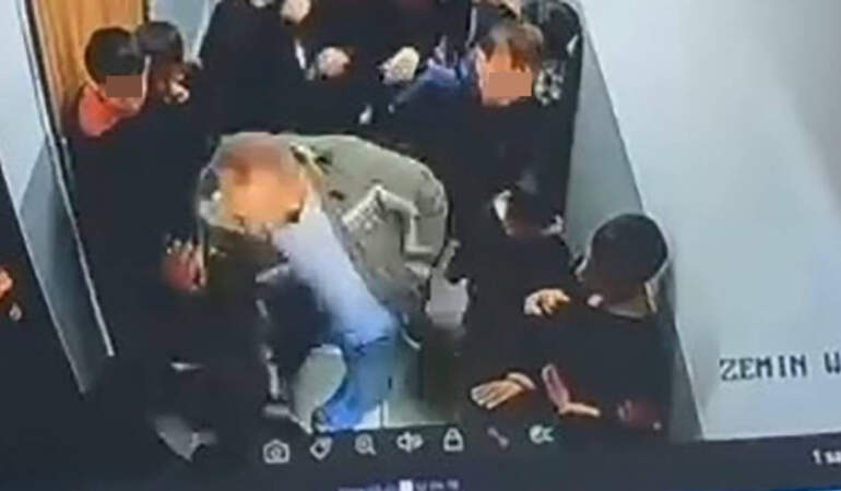 Çocuğuna Kar Topu Atan Öğrenciyi Dövdü