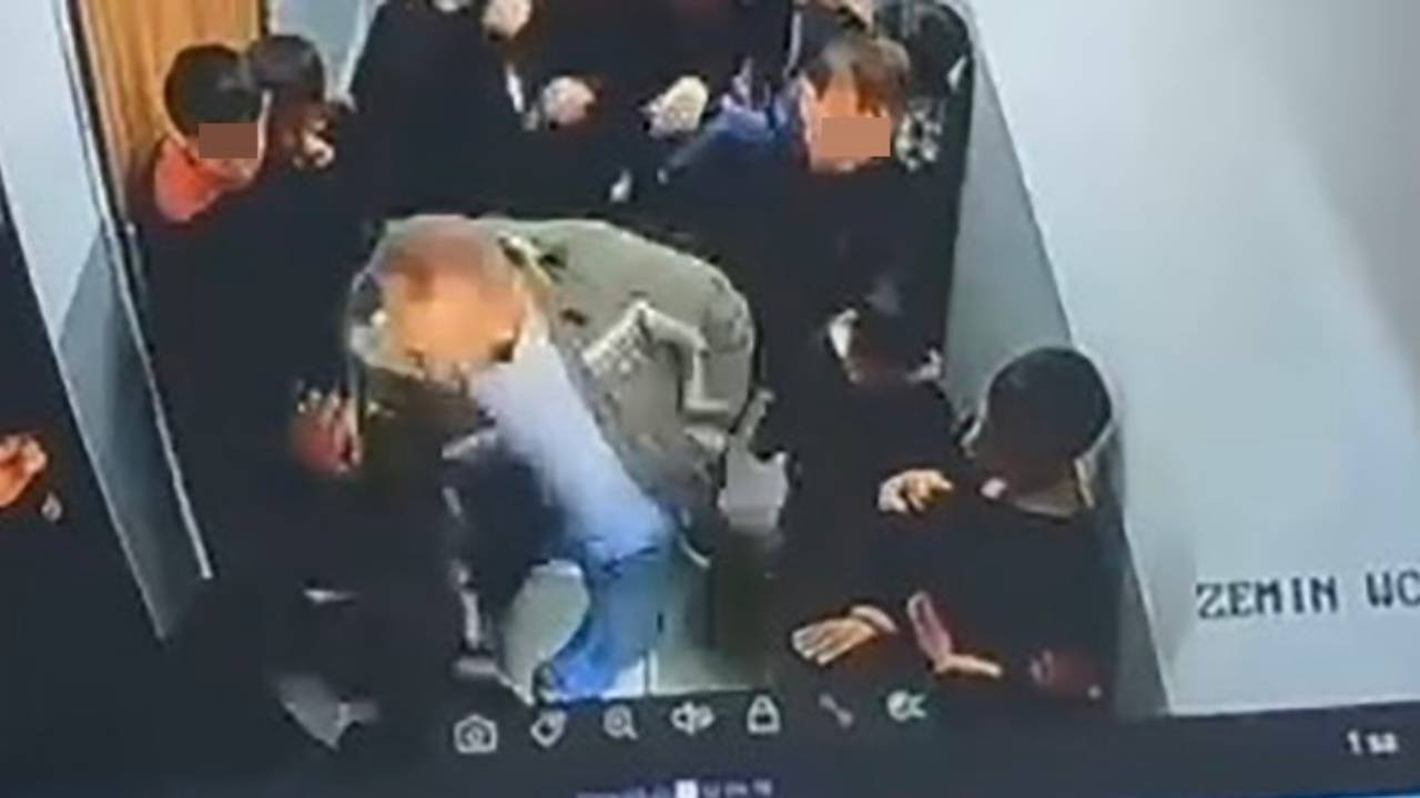 Çocuğuna Kar Topu Atan Öğrenciyi Dövdü