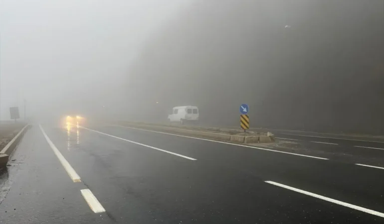 Bolu Dağı’nda Sis ve Sağanak, D-100 Ulaşımını Etkiledi