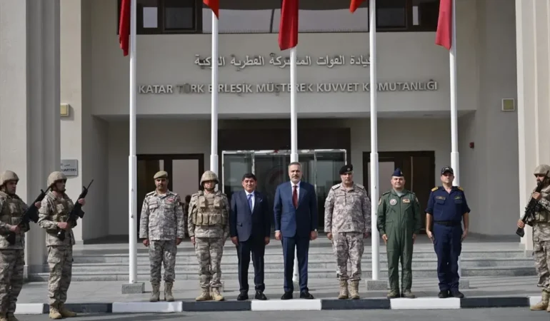 Bakan Fidan, Katar-Türk Birleşik Müşterek Kuvvet Komutanlığı’nı Ziyaret Etti