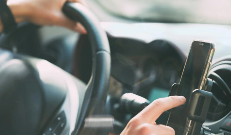 Araç İçinde Koku ve Telefon Tutucu Yasaklandı mı? DMM Noktayı Koydu