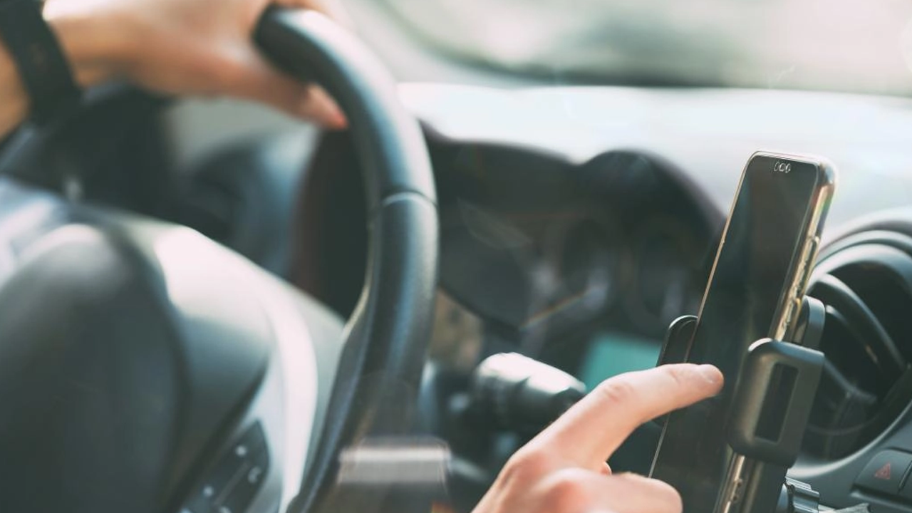 Araç İçinde Koku ve Telefon Tutucu Yasaklandı mı? DMM Noktayı Koydu