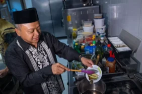 Endonezya’nın Ankara Büyükelçisi, iftar sofralarını süsleyen ‘güllaç’ı ve ülkesinin ‘kolak’ tatlısını hazırladı