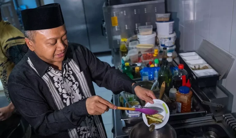 Endonezya’nın Ankara Büyükelçisi, iftar sofralarını süsleyen ‘güllaç’ı ve ülkesinin ‘kolak’ tatlısını hazırladı
