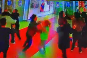 Esenyurt’ta Veliler Okulda Birbirine Girdi: Saç Saça Baş Başa Kavga Ettiler