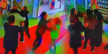 Esenyurt’ta Veliler Okulda Birbirine Girdi: Saç Saça Baş Başa Kavga Ettiler