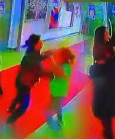 Esenyurt’ta Veliler Okulda Birbirine Girdi: Saç Saça Baş Başa Kavga Ettiler