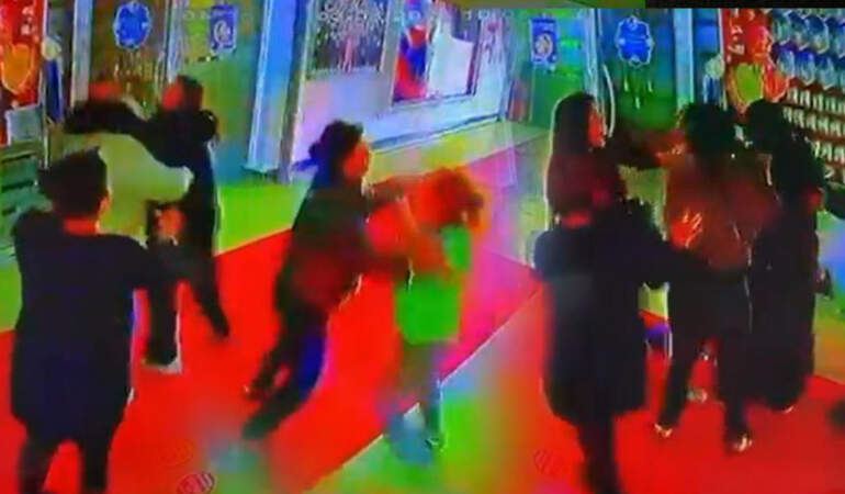 Esenyurt’ta Veliler Okulda Birbirine Girdi: Saç Saça Baş Başa Kavga Ettiler
