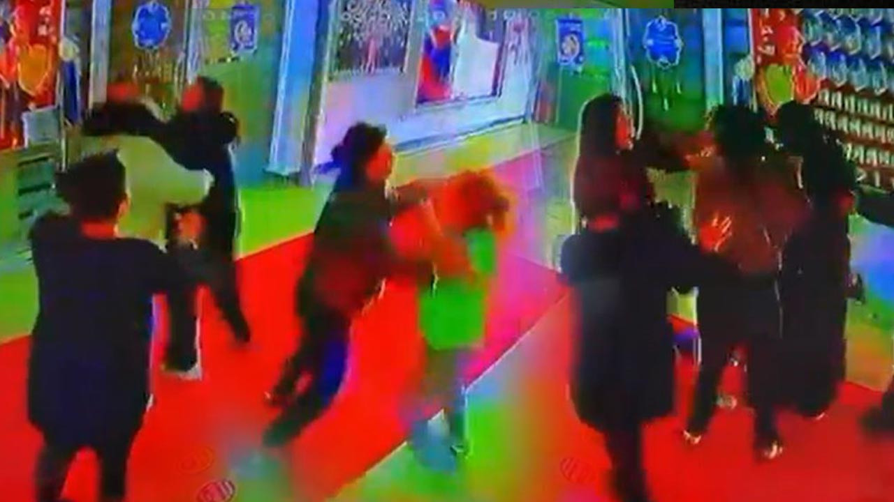 Esenyurt’ta Veliler Okulda Birbirine Girdi: Saç Saça Baş Başa Kavga Ettiler