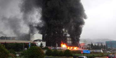 Fabrikada Dev Yangın, Kara Dumanlar Gökyüzünü Kapladı