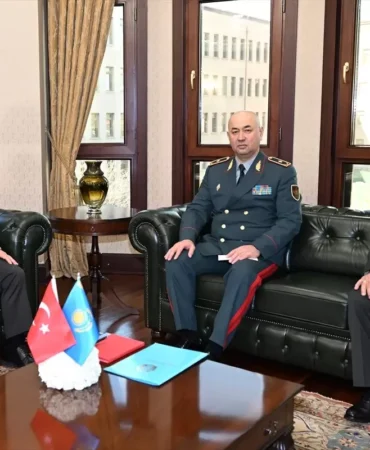Bayraktaroğlu, Kazak Genelkurmay Başkanı’nı Ağırladı