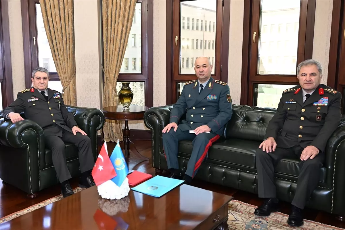Bayraktaroğlu, Kazak Genelkurmay Başkanı’nı Ağırladı