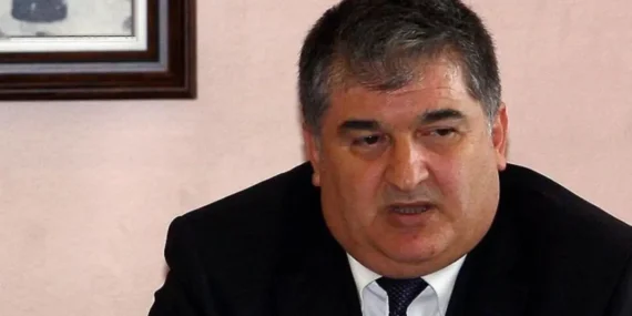 Gri kategoride aranıyordu! Firari eski savcı gizli bölmede yakalandı