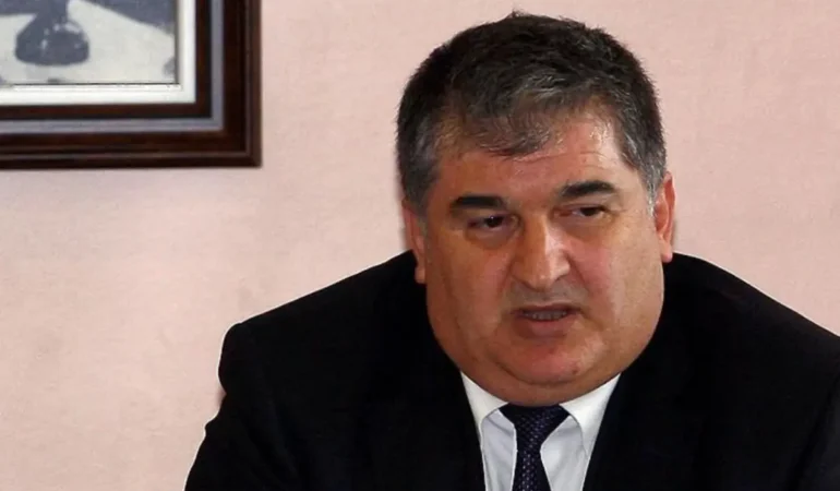 Gri kategoride aranıyordu! Firari eski savcı gizli bölmede yakalandı