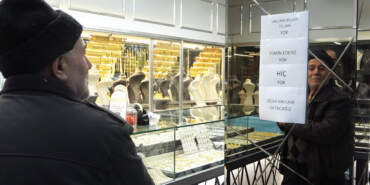 Günün Fotoğrafı: Kuyumcudaki Yazıyı Gören Dönüp Bir Daha Baktı