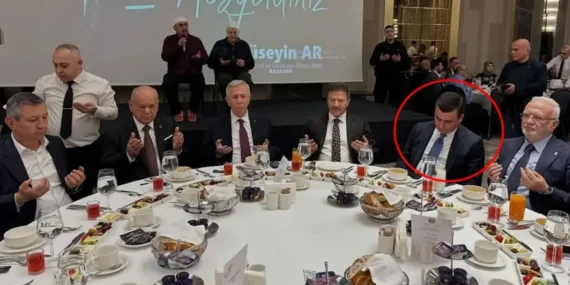 Herkes iftar duasında Osman Gökçek telefonda