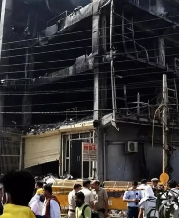 Hindistan’da çok katlı binada çıkan yangında 7 kişi öldü