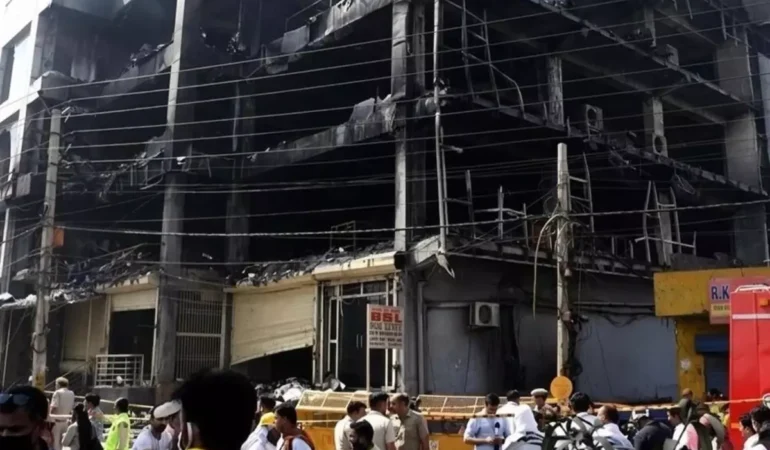 Hindistan’da çok katlı binada çıkan yangında 7 kişi öldü