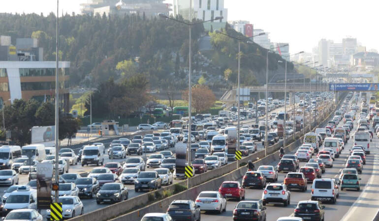 İstanbul Dönüşünde Yoğunluk! O Araçlara Yasak Geldi