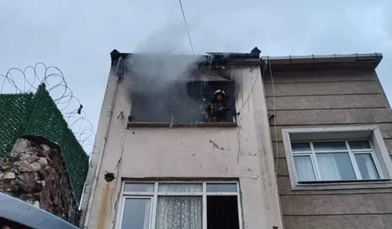 Fatih’te 3 Katlı Ev Cayır Cayır Yandı: 1 Ölü, 7 Yaralı