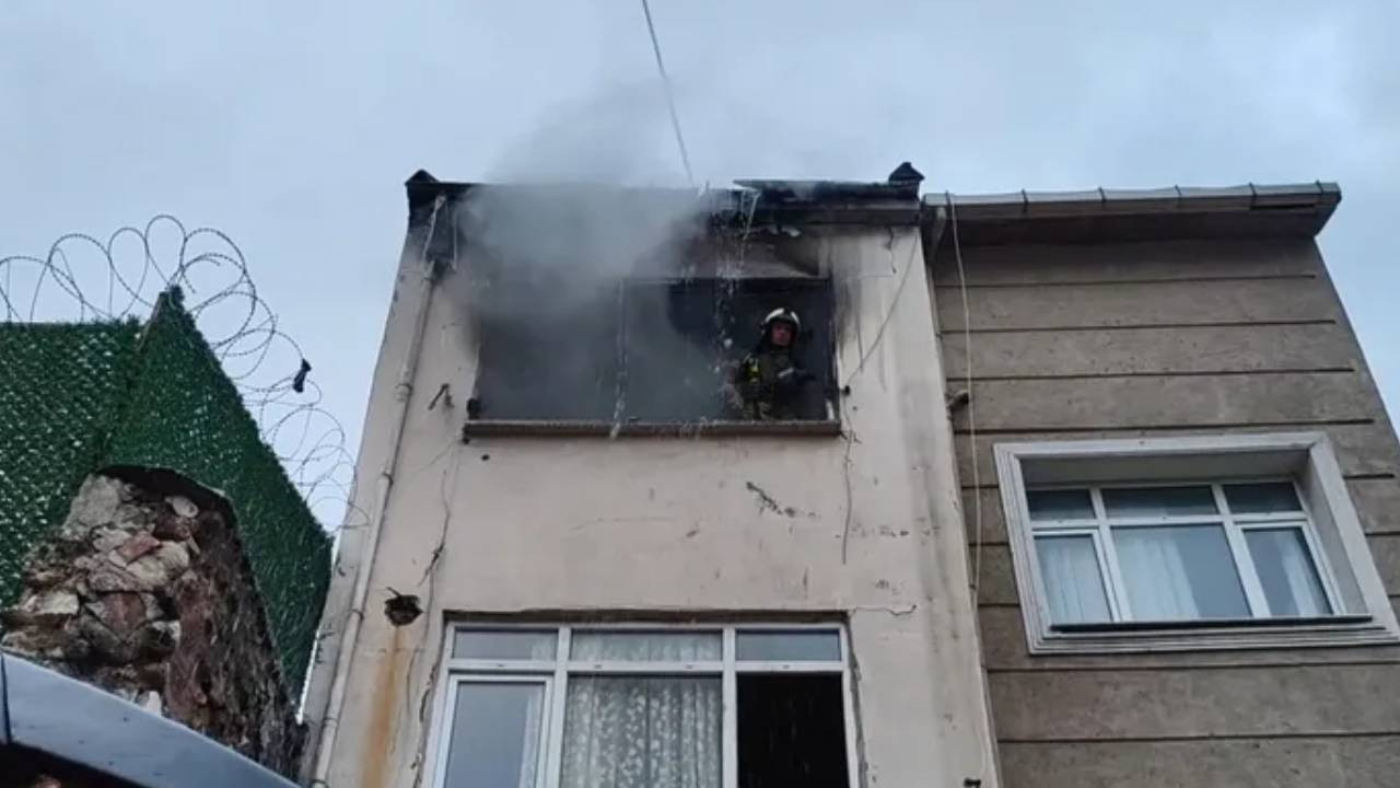 Fatih’te 3 Katlı Ev Cayır Cayır Yandı: 1 Ölü, 7 Yaralı