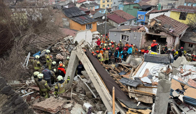 İstanbul Fatih’te İki Bina Çöktü!  Vali Gül’den Açıklama: Enkaz Altında 9 Kişi Kaldı, 7’si Kurtarıldı