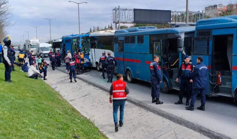 İstanbul’da 4 Cezaevi Sevk Aracı Kaza Yaptı: Yaralılar Var
