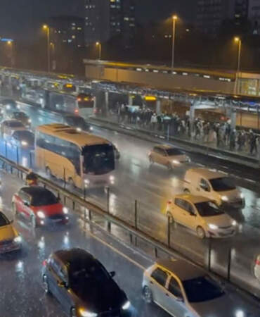 İstanbul’da Yağışın da Etkisiyle Trafik Kilitlendi